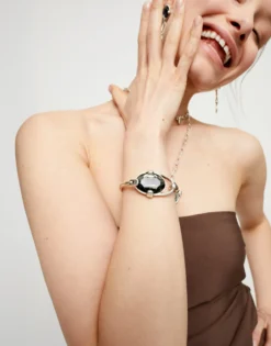 Pulsera rígida bañada en plata de ley con cristal facetado ovalado gris