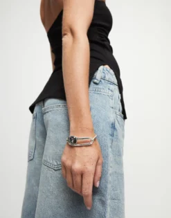 Pulsera rígida bañada en plata de ley con cristal facetado negro