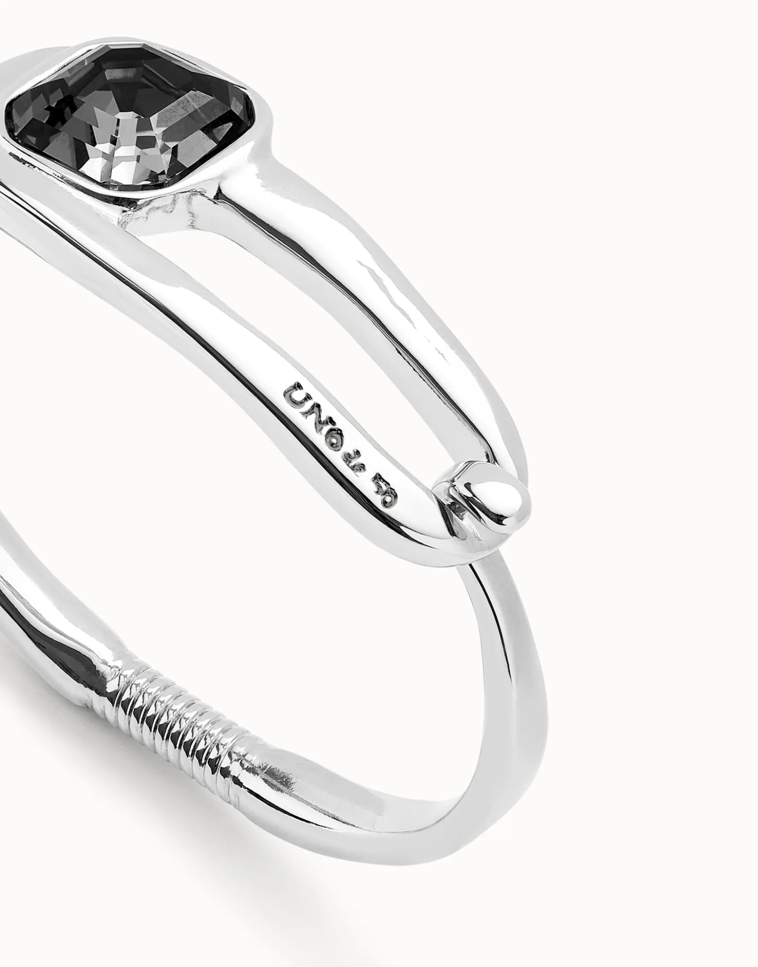 Pulsera rígida bañada en plata de ley con cristal facetado negro