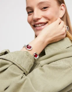 Pulsera rígida bañada en plata de ley y dos cristales rojos