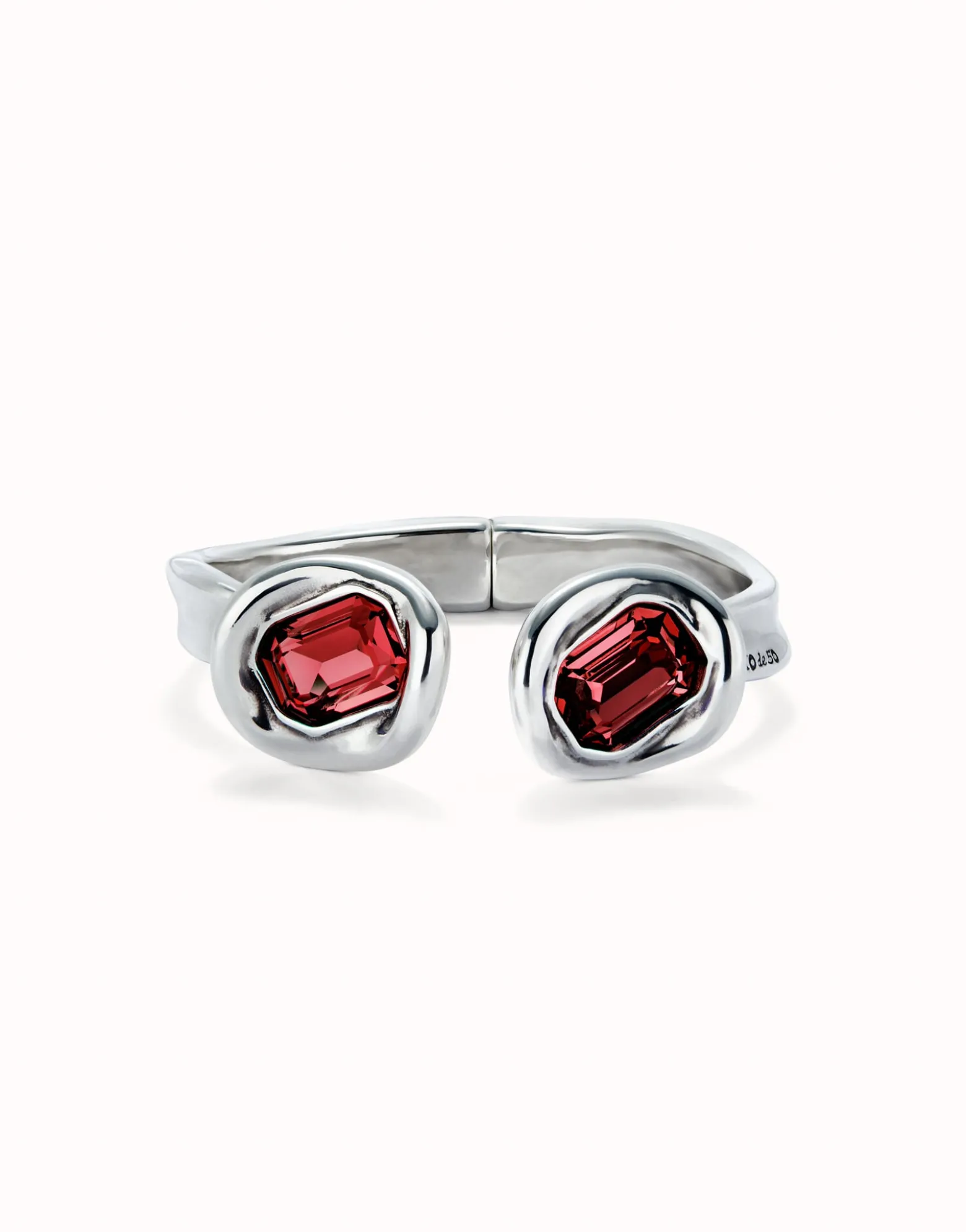 Pulsera rígida bañada en plata de ley y dos cristales rojos