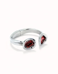 Pulsera rígida bañada en plata de ley y dos cristales rojos