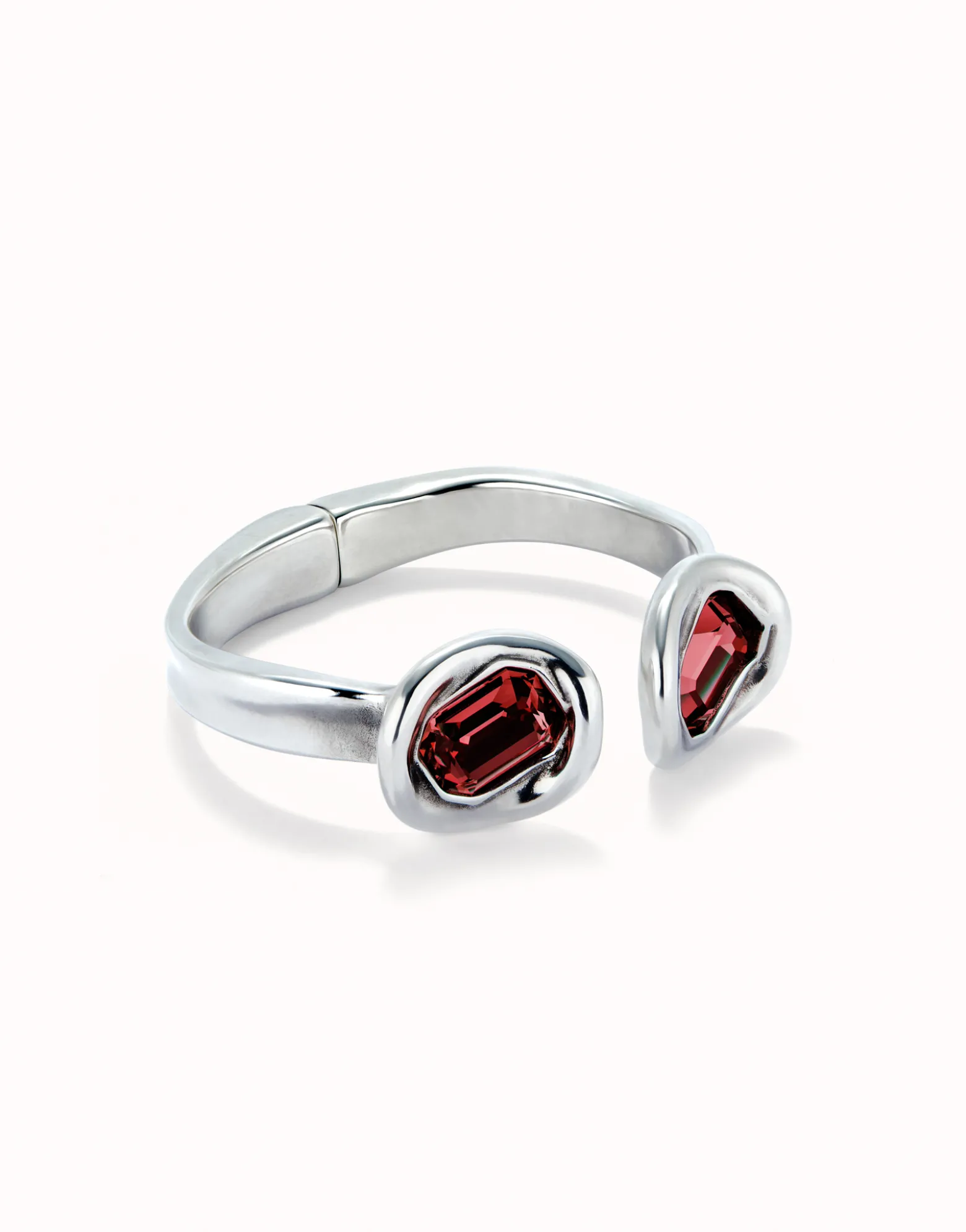 Pulsera rígida bañada en plata de ley y dos cristales rojos