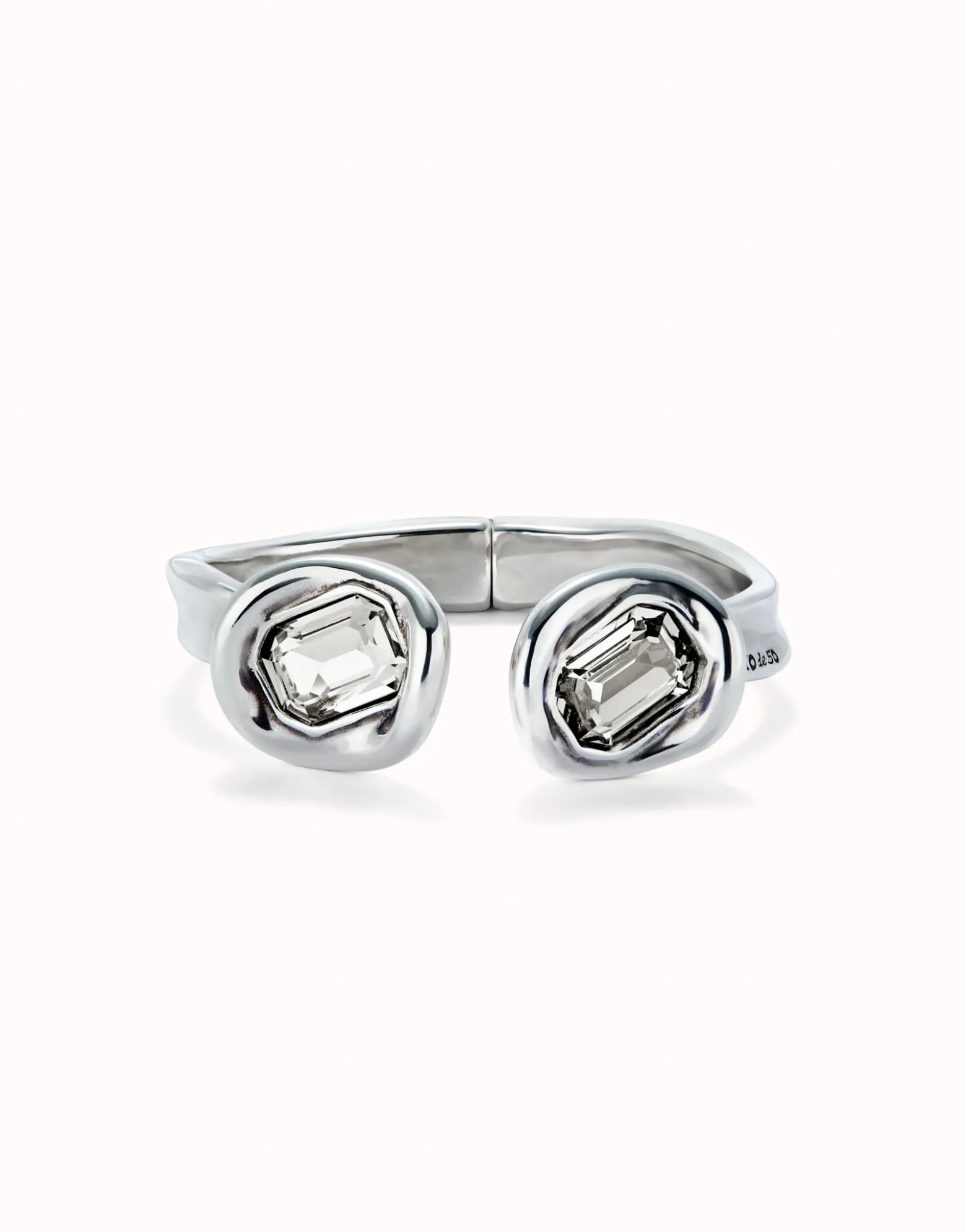 Pulsera rígida bañada en plata de ley y dos cristales blancos