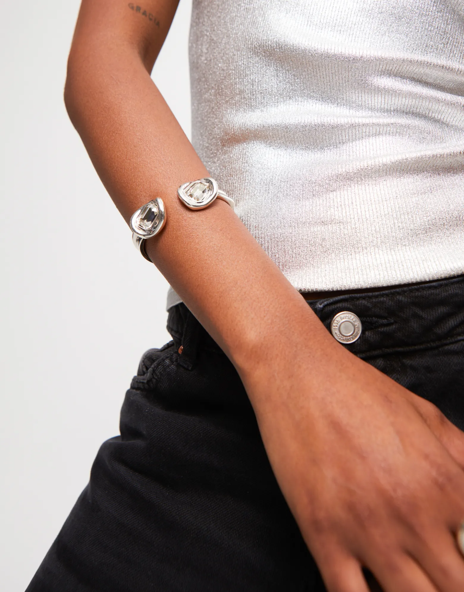 Pulsera rígida bañada en plata de ley y dos cristales blancos