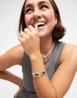 Pulsera rígida bañada en plata de ley y dos cristales grises