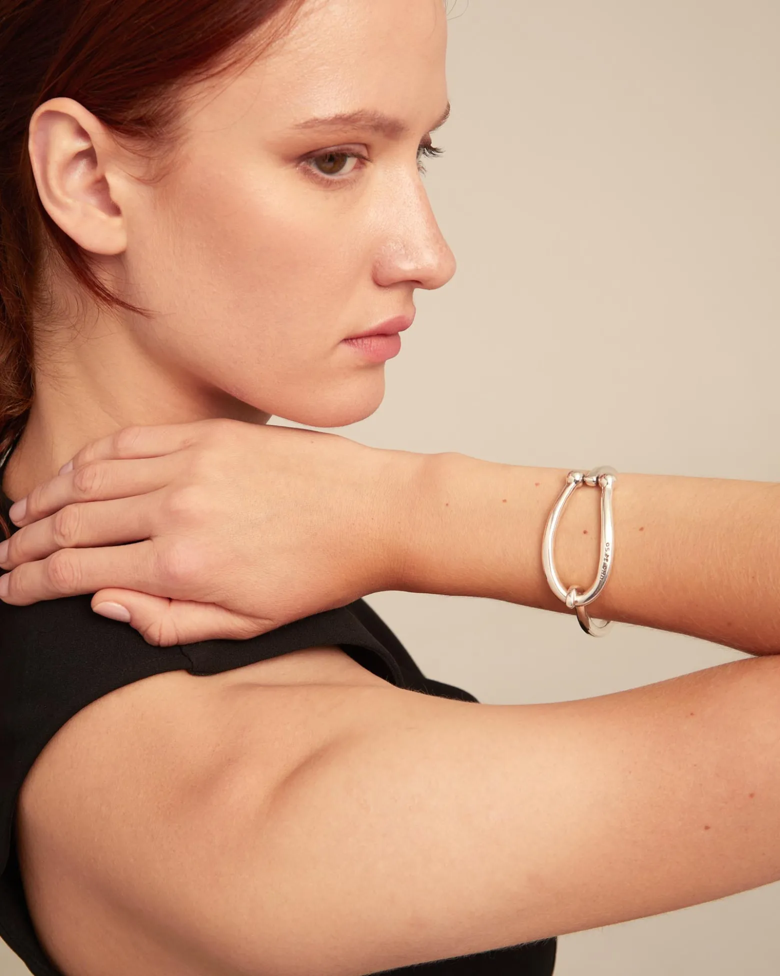 Pulsera rígida bañada en plata eslabón grande y muelle interior
