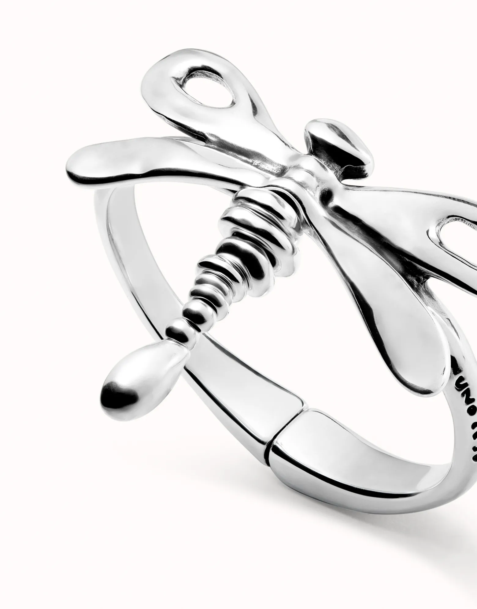 Pulsera rígida con libélula bañada en plata de ley