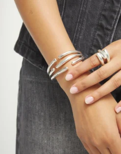 Pulsera rígida con múltiples formas orgánicas entrelazadas bañada en plata de ley