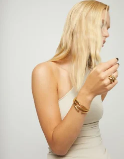 Pulsera rígida con múltiples formas orgánicas entrelazadas bañada en oro 18k