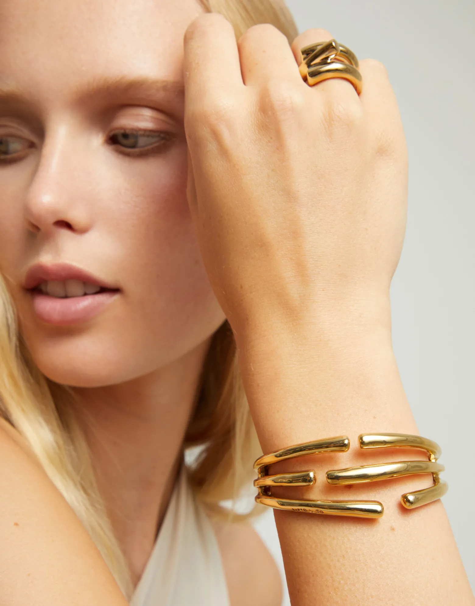 Pulsera rígida con múltiples formas orgánicas entrelazadas bañada en oro 18k