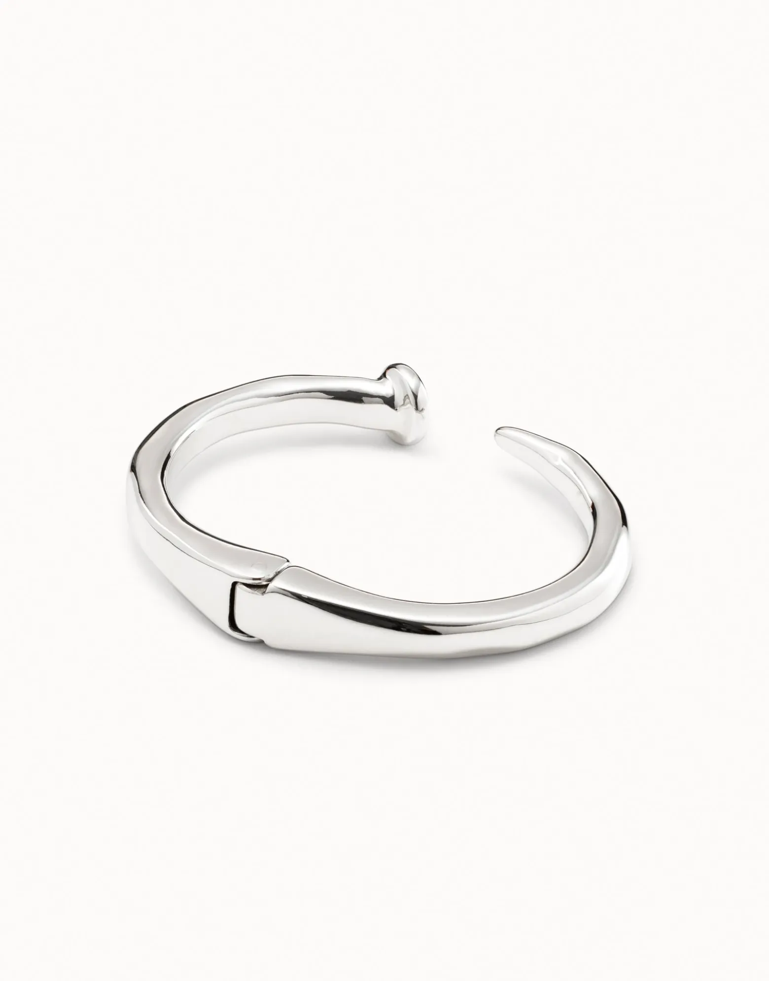 Pulsera rígida en plata de ley con forma de clavo