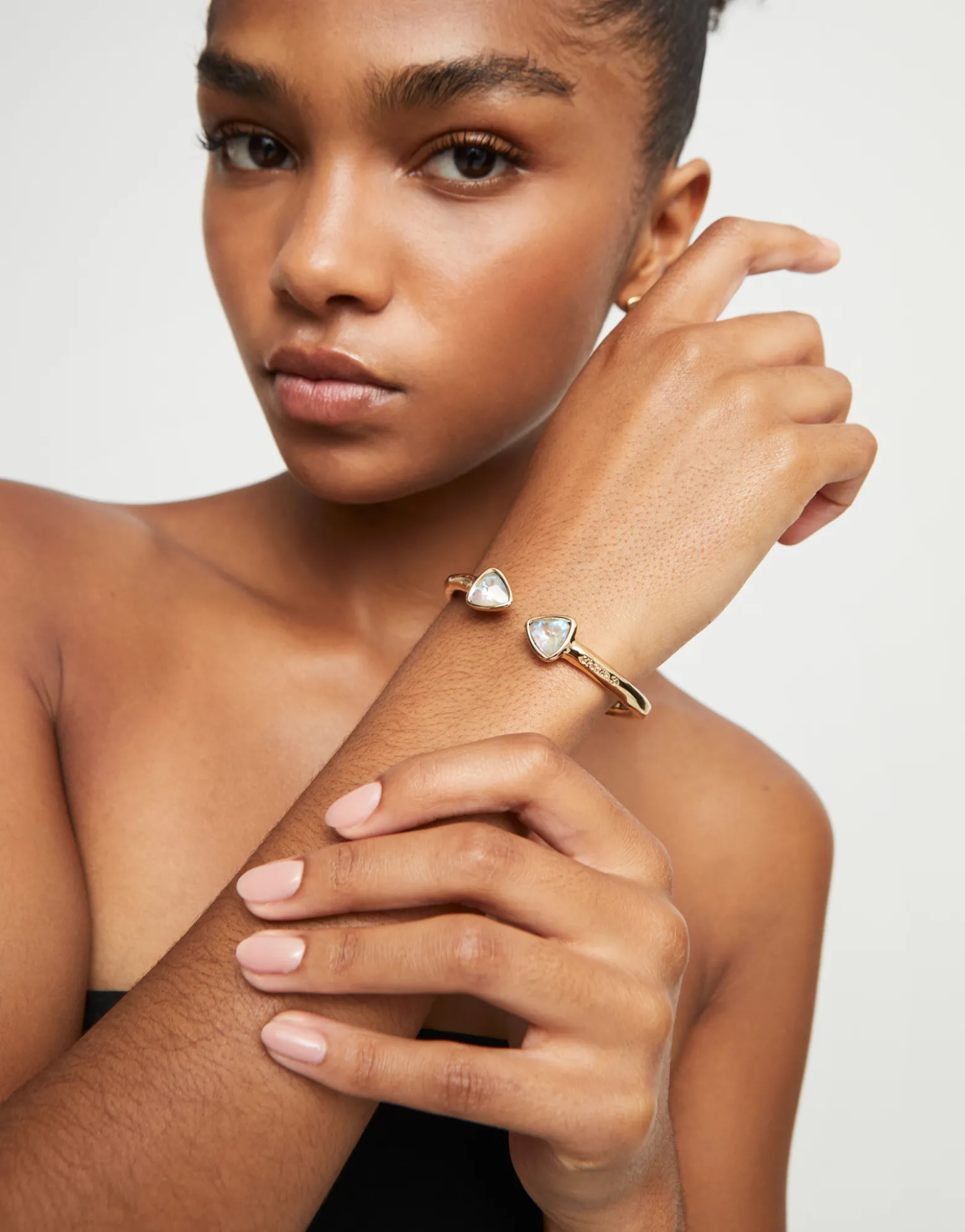 Pulsera rígida fina bañada en oro 18k con dos cristales facetados multicolor