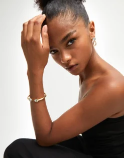 Pulsera rígida fina bañada en oro 18k con dos cristales facetados multicolor
