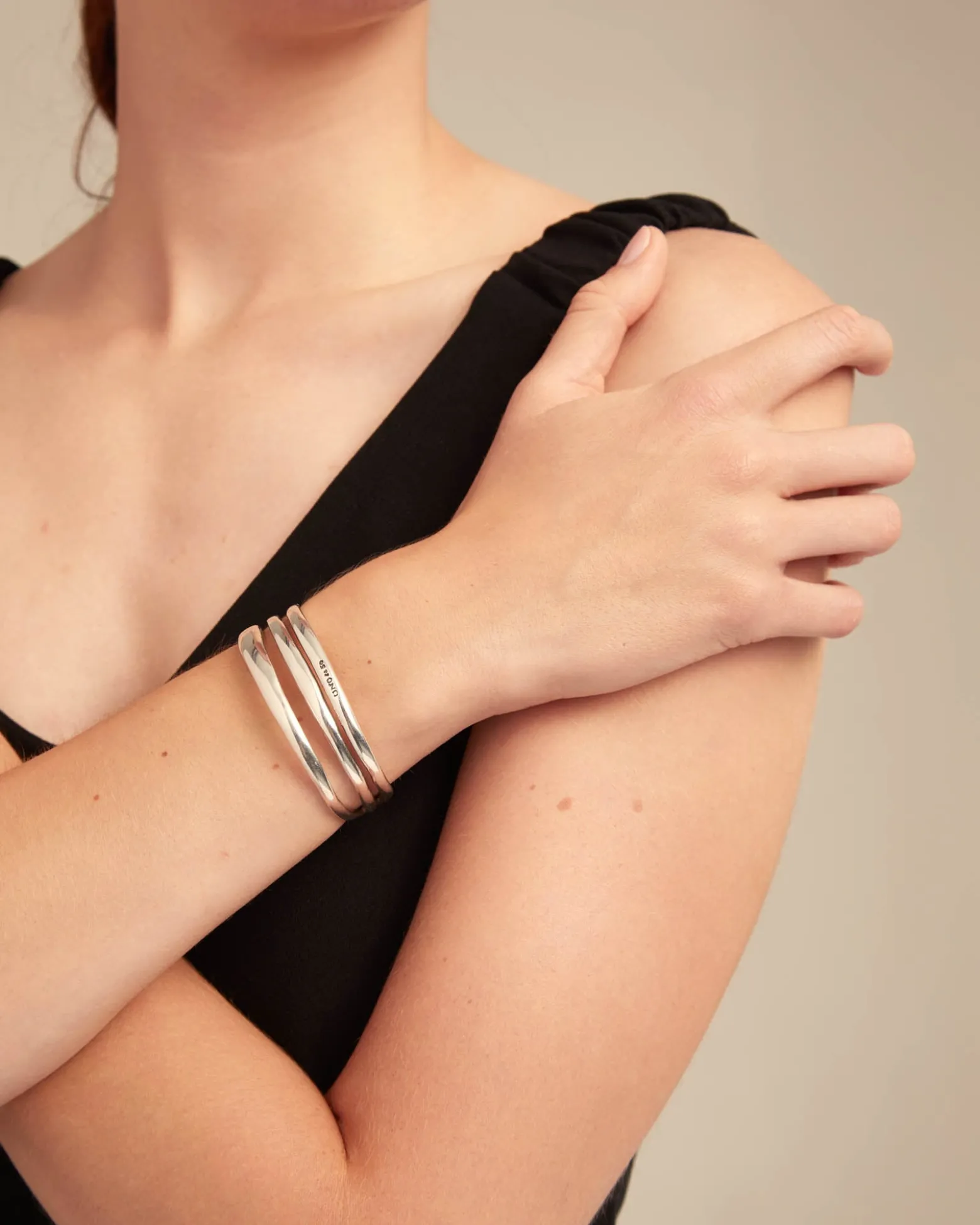 Pulsera rígida triple con curvas bañada en plata de ley