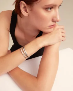 Pulsera rígida triple con curvas bañada en plata de ley