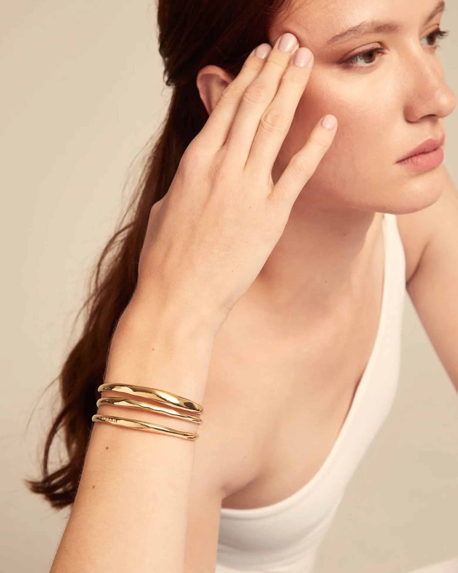 Pulsera rígida triple con curvas bañada en oro