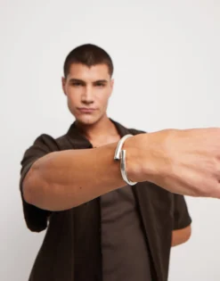 Pulsera rigida bañada en plata de ley y cristal negro en extremos
