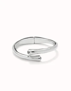 Pulsera rigida bañada en plata de ley y cristal negro en extremos
