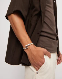 Pulsera rigida bañada en plata de ley y cristal negro en extremos