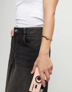Pulsera semirígida bañada en oro 18k con cuero de color marrón