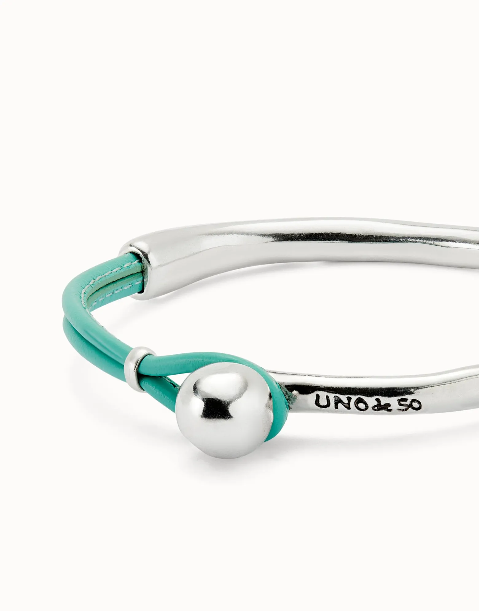 Pulsera semirígida bañada en plata de ley con cuero turquesa
