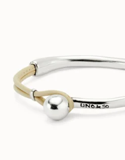Pulsera semirígida bañada en plata de ley con cuero de color marfil