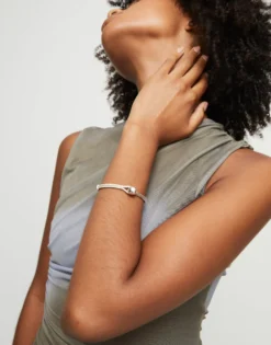 Pulsera semirígida bañada en plata de ley con cuero de color marfil