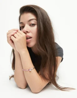 Pulsera semirígida bañada en plata de ley con cuero rosa