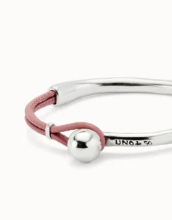 Pulsera semirígida bañada en plata de ley con cuero rosa