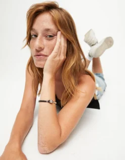 Pulsera semirígida bañada en plata de ley con cuero de color marrón