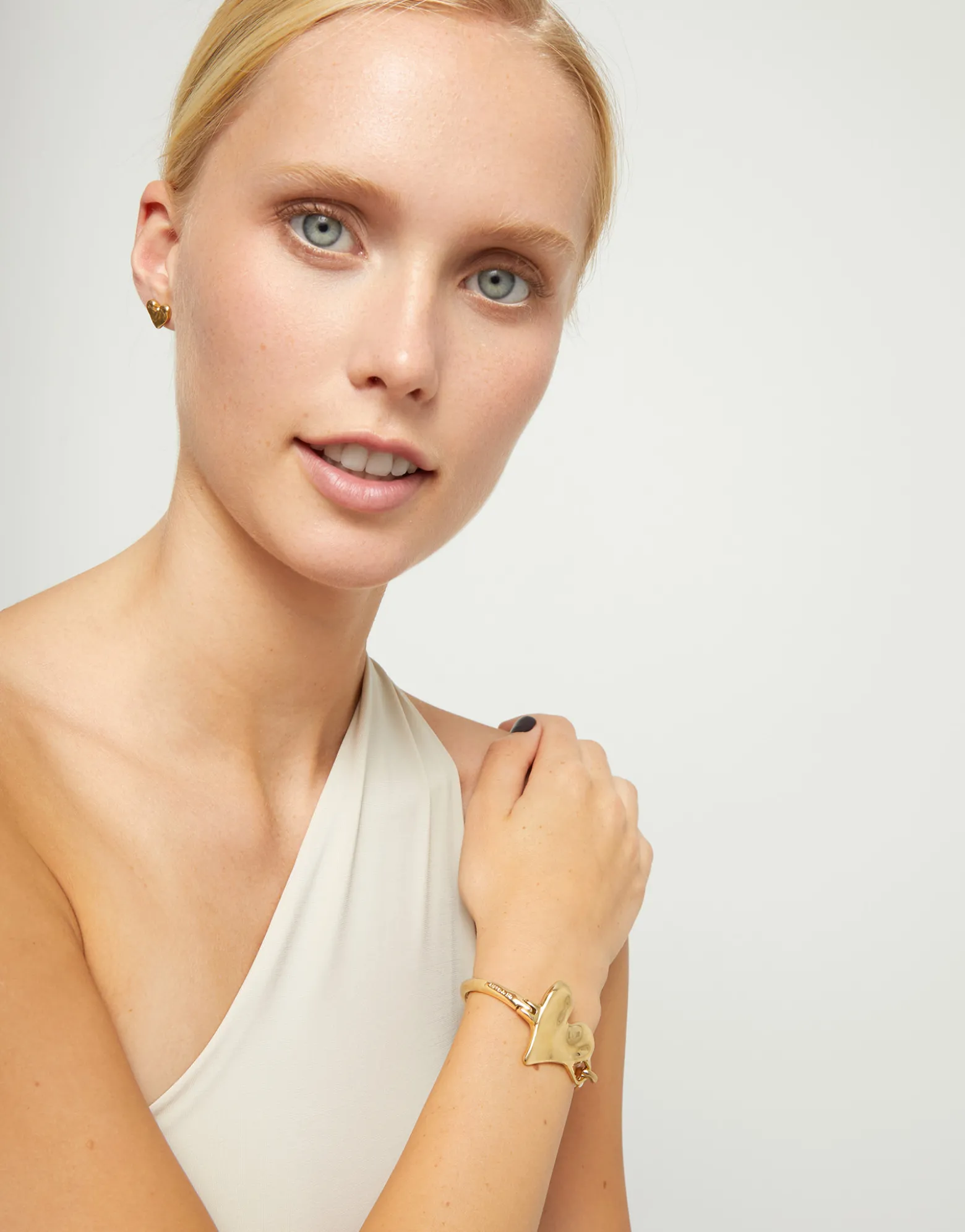 Pulsera semirrígida bañada en oro 18k y detalle de corazón