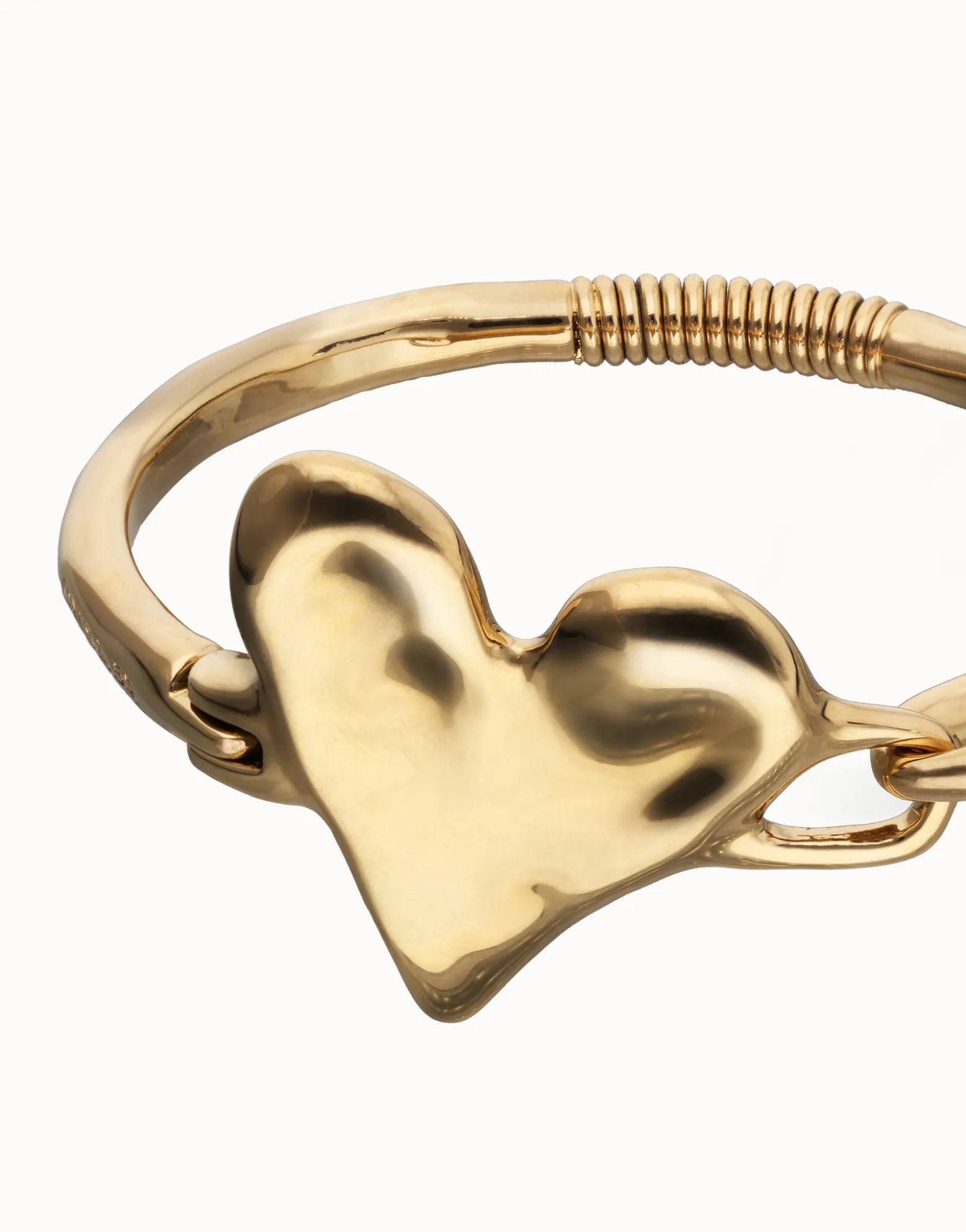 Pulsera semirrígida bañada en oro 18k y detalle de corazón
