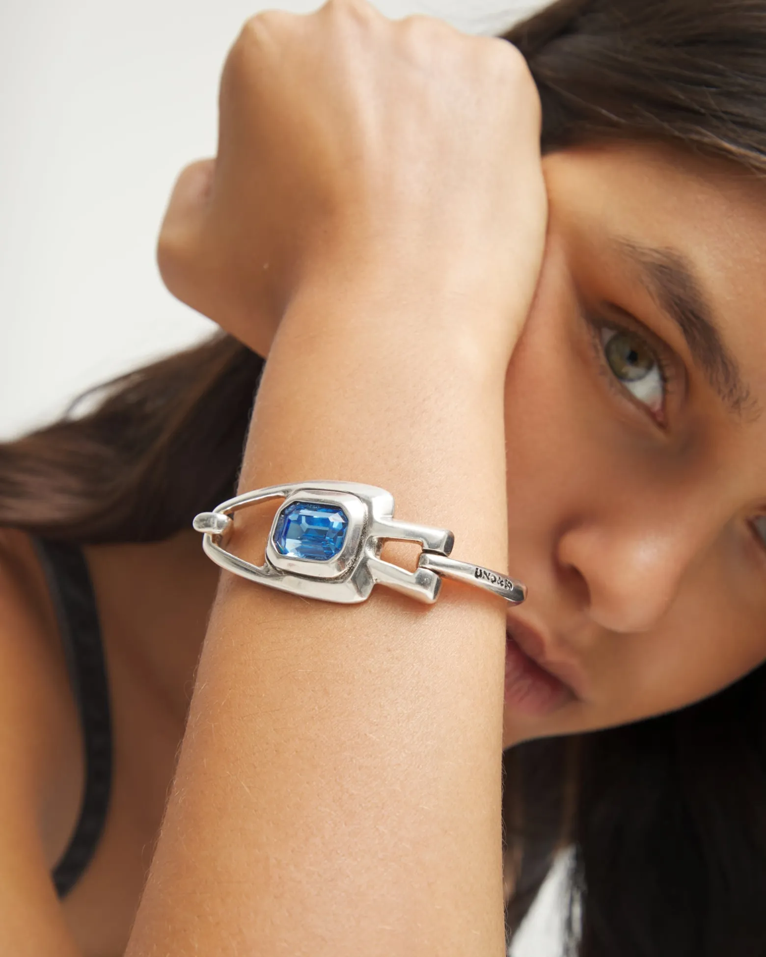 Pulsera semirrígida bañada en plata de ley con cristal facetado azul