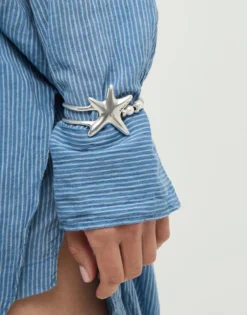 Pulsera semirrígida bañada en plata con perlas y estrella de mar