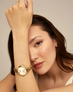 Reloj bañado en oro 18k con correa metálica y esfera redonda con interior blanco
