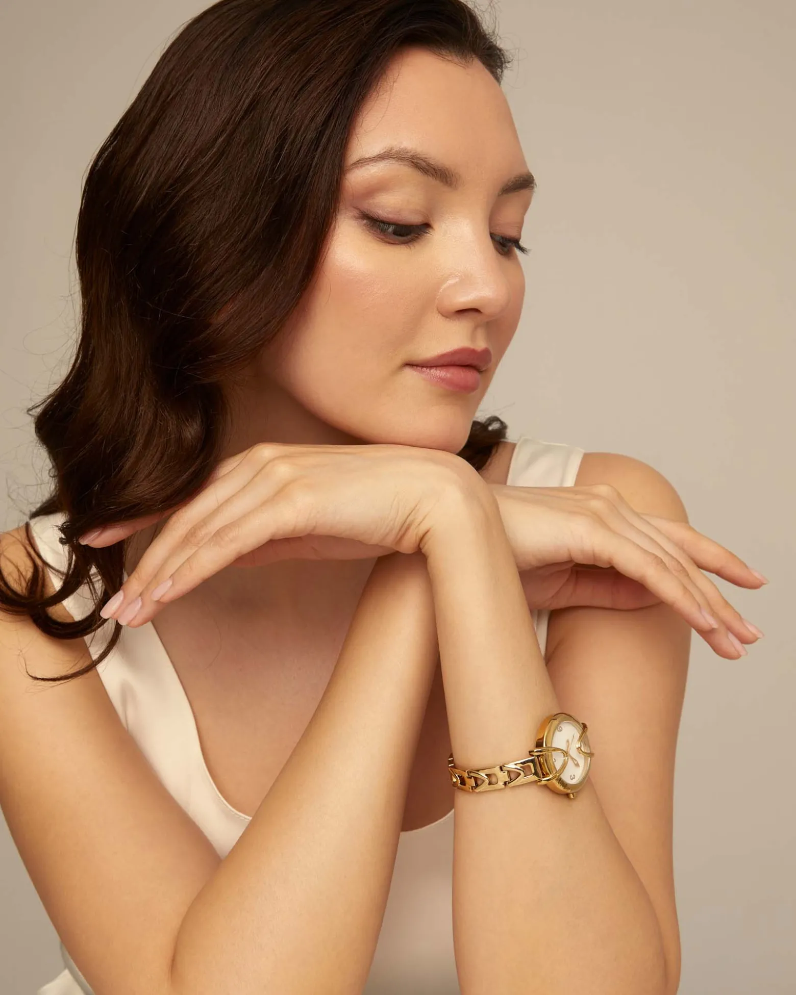 Reloj bañado en oro 18k con correa metálica y esfera redonda con interior blanco