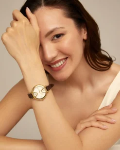 Reloj bañado en oro 18k con correa de cuero negra, esfera redonda con interior en color blanco
