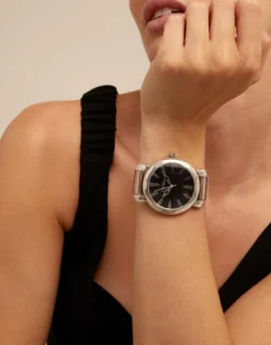 Reloj bañado en plata con esfera negra