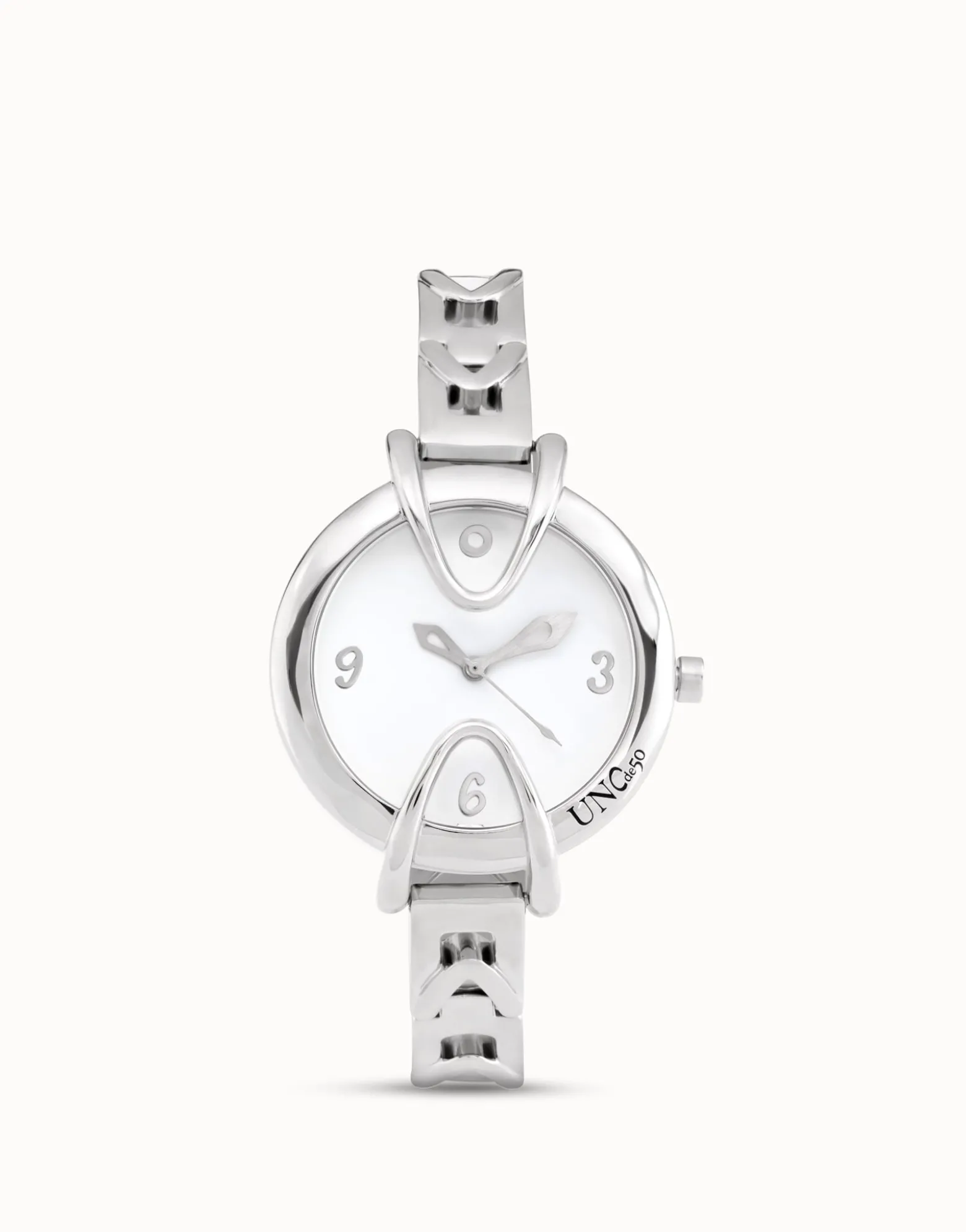 Reloj bañado en plata de ley con correa metálica y esfera redonda con interior blanco