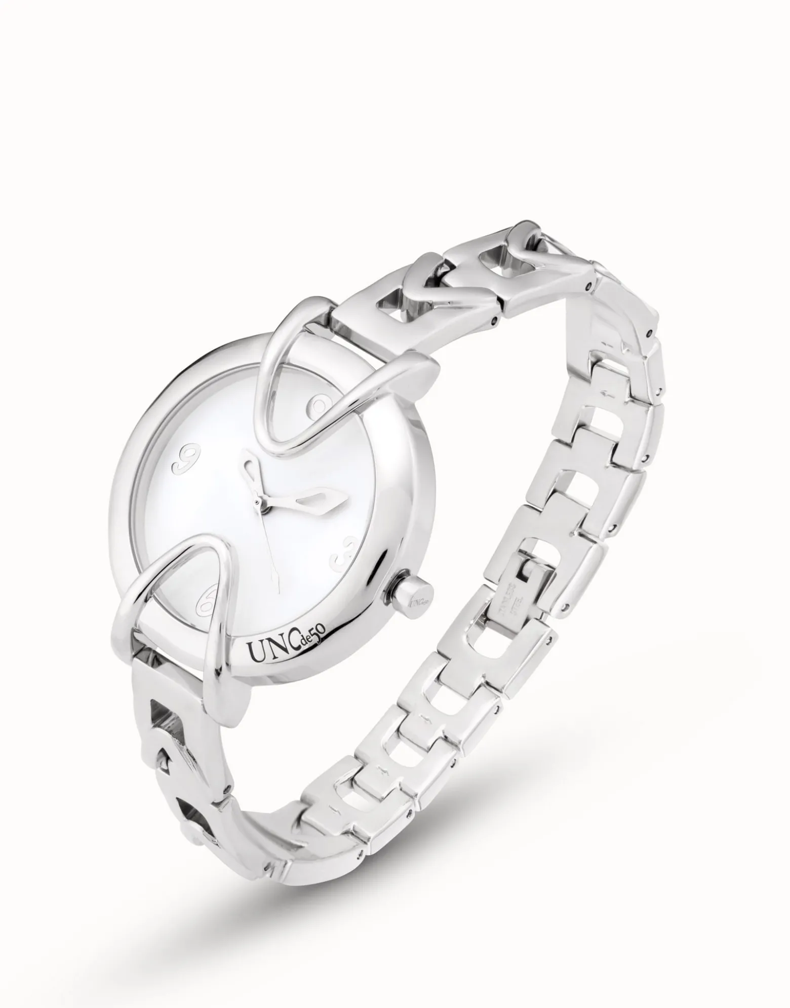Reloj bañado en plata de ley con correa metálica y esfera redonda con interior blanco